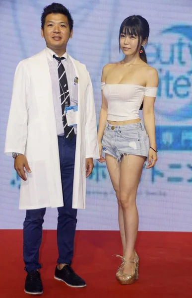Japanese Model Actress Yuri Shibuya Right Attends Promotional Event Medical — Stock Photo, Image