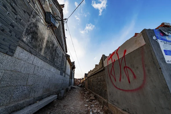 2017年9月23日 中国东部山东省招远市一个棚户区的墙上拆除 即红色汉字 — 图库照片
