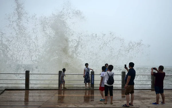 Espectadores Assistem Furo Maré Causado Pelo Tufão Haitang Passando Por — Fotografia de Stock