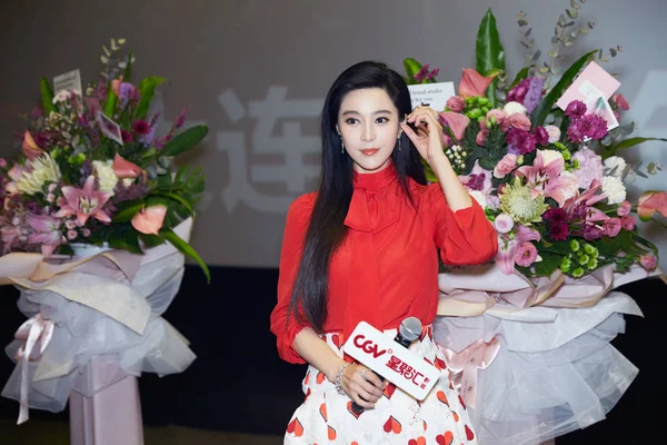 Die Chinesische Schauspielerin Fan Bingbing Nimmt Einem Fan Treffen Für — Stockfoto