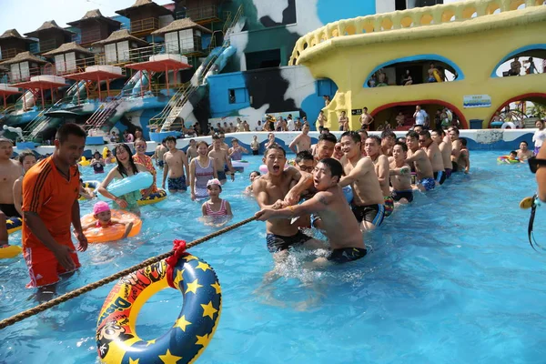 Holidaymakers Take Part Tug War Competition Water Park Chongqing China — Stock Photo, Image