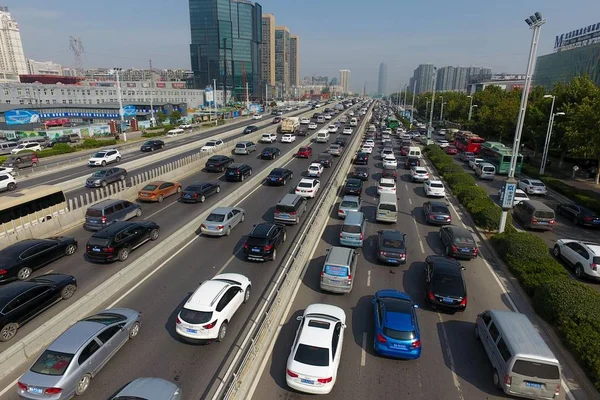 Masses Vehicles Move Slowly Elevated Highway Traffic Jam World Car — 图库照片