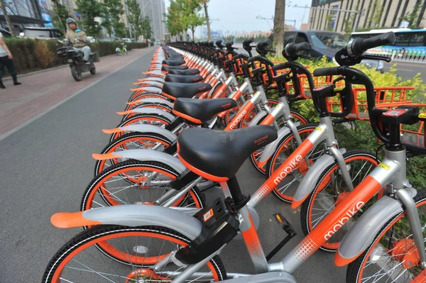 Fahrräder Des Chinesischen Fahrradverleihdienstes Mobike Stehen Juli 2017 Auf Einer — Stockfoto