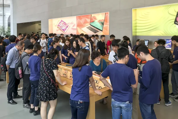 Китайський Клієнти Спробують Iphone Плюс Смартфонів Apple Store Вулиці Nanjing — стокове фото