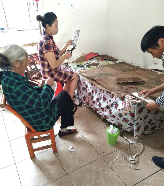 Jiang Qiuju Kínai Egyetlen Anyja Két Center Teszi Hagyományos Kézzel — Stock Fotó