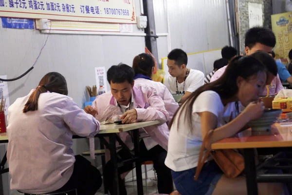 Çinli Işçiler Apple Iphone Huojian Köyünde Diğer Elektronik Ürünlerinin Montajı — Stok fotoğraf
