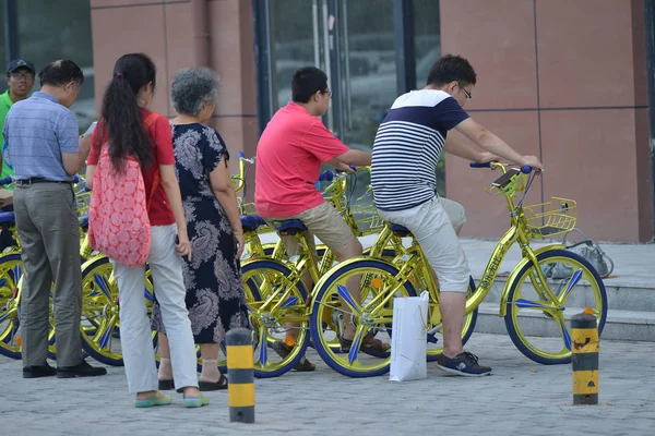 Anwohner Scannen Mit Ihren Smartphones Codes Auf Goldenen Fahrrädern Des — Stockfoto