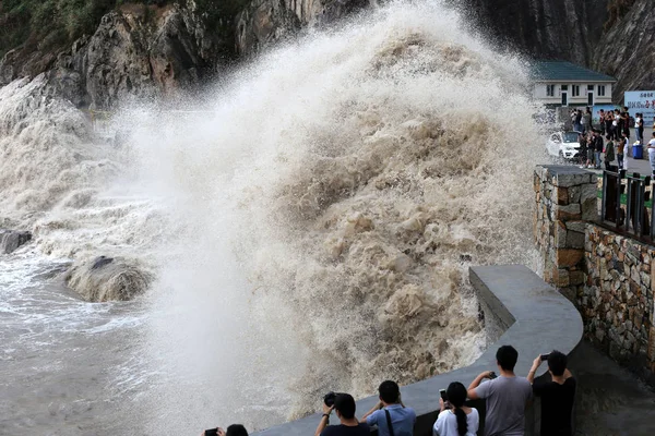 Masywne Fale Otworu Pływowego Spowodowane Przez Typhoon Talim Surge Przeszłości — Zdjęcie stockowe