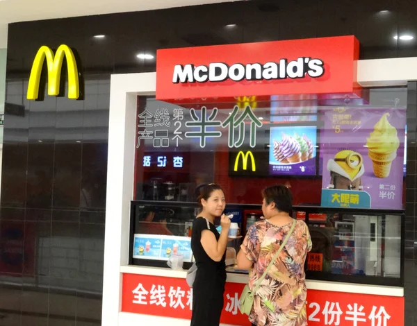 Los Clientes Compran Helados Restaurante Comida Rápida Mcdonald Ciudad Yichang — Foto de Stock