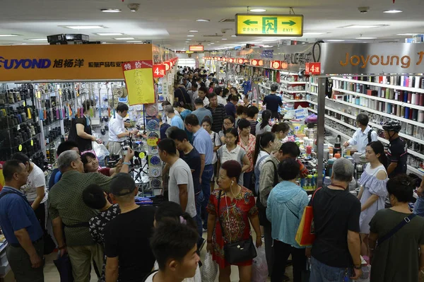 Kunder Trängas Till Tianyi Marknaden Ska Flyttas Att Köpa Varor — Stockfoto