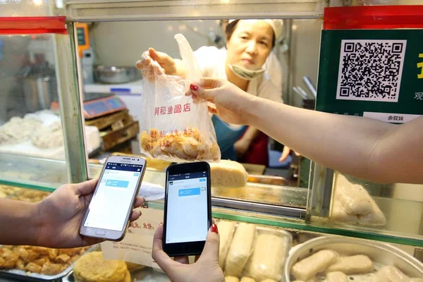 Chinese Customers Get Purchases Paying Mobile Payment Service Alipay Alibaba — Stock Photo, Image