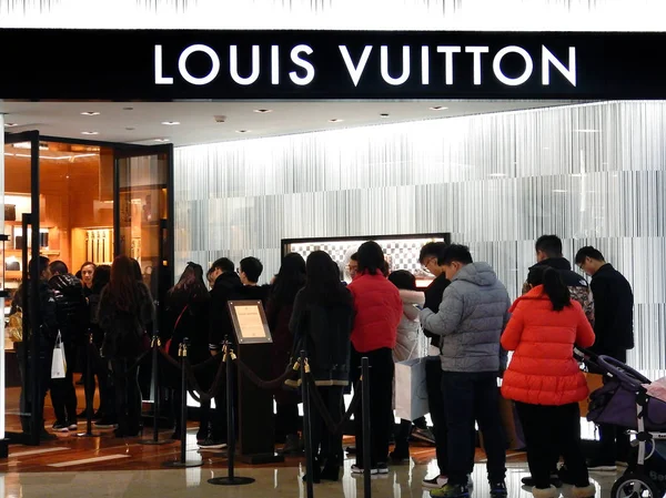 Китайские Клиенты Стоят Очереди Перед Бутиком Louis Vuitton Deji Plaza — стоковое фото
