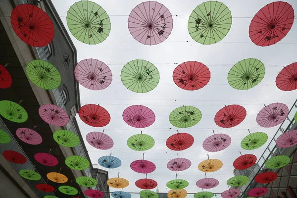 Bunte Regenschirme Aus Ölpapier Hängen Der Luft Auf Einer Straße — Stockfoto