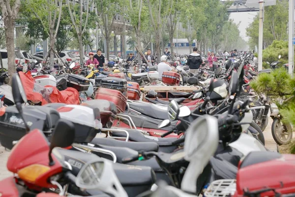 Çinli Işçiye Elektrikli Bisiklet Park Yerinin Foxconn Bitkinin Zhengzhou Şehir — Stok fotoğraf