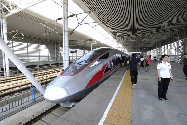 Visitors Take Photos Fuxing High Speed Bullet Train Beijing Shanghai — Stock Photo, Image