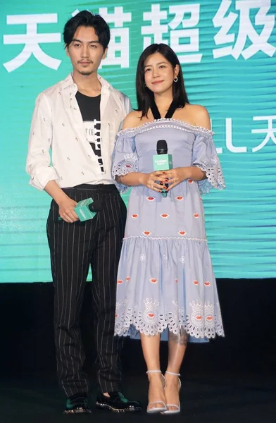 台湾女演员陈雪儿 和她的中国演员丈夫陈晓出席了2017年8月9日在中国东部浙江省杭州市举行的棉花产品品牌 Pur棉促销活动 — 图库照片