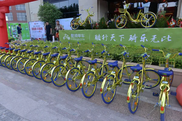 Золотые Велосипеды Китайской Службы Обмена Велосипедами Coolqi Выстроились Дороге Городе — стоковое фото