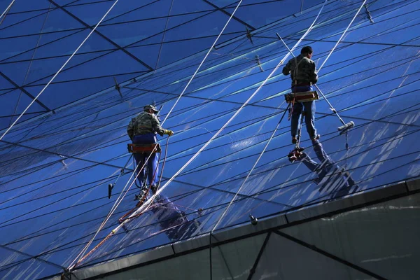 Trabajadores Migrantes Chinos Cuelgan Las Cuerdas Para Limpiar Pared Exterior — Foto de Stock