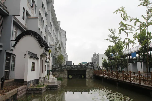 2017年9月3日 中国中部の湖北省武漢市にある伝統的な古典的な庭園スタイルの建築物で飾られた武漢バイオエンジニアリング研究所 Whbi の寮エリアの内側の眺め 2017年9月3日 — ストック写真