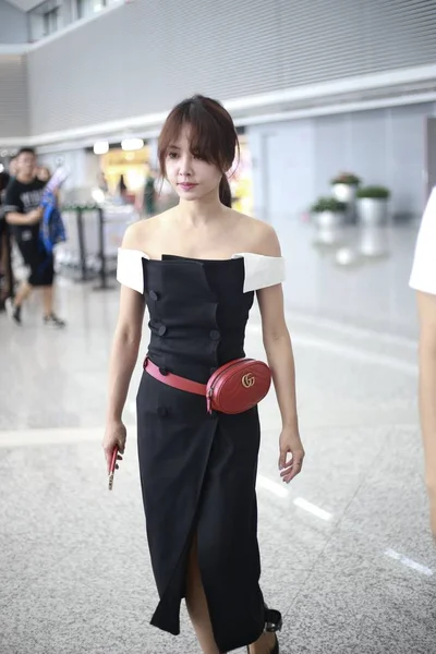 Piosenkarka Jolin Tsai Dociera Międzynarodowego Lotniska Shanghai Hongqiao Przed Odlotem — Zdjęcie stockowe