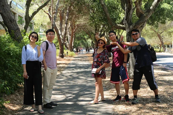 Turistas Chineses Visitam Universidade Stanford Stanford Califórnia Estados Unidos América — Fotografia de Stock