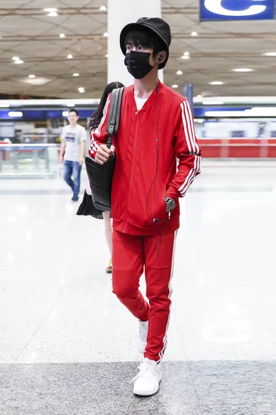 Jackson Sau Yangqianxi Din Grupul Băieți Chinezi Tfboys Sosesc Aeroportul — Fotografie, imagine de stoc