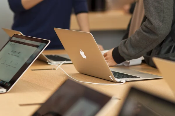 Client Fait Essai Ordinateur Portable Macbook Dans Apple Store Guangzhou — Photo