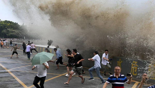 Visitors Local Residents Run Away Waves Tidal Bore Surge Barrier — Stock Photo, Image