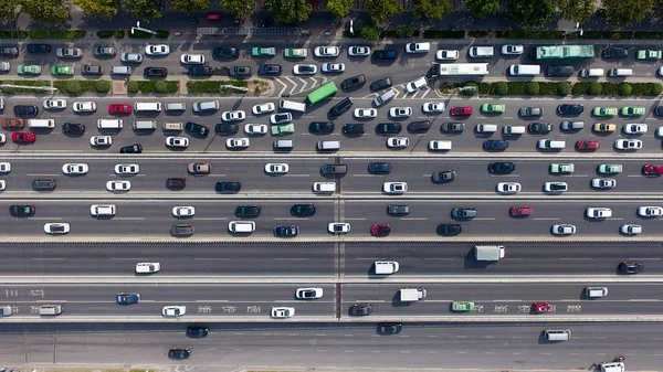 2017年9月22日 中国中部河南省郑州市每年9月22日举行的 世界无车日 交通堵塞期间 高架公路上的大量车辆鸟图 — 图库照片