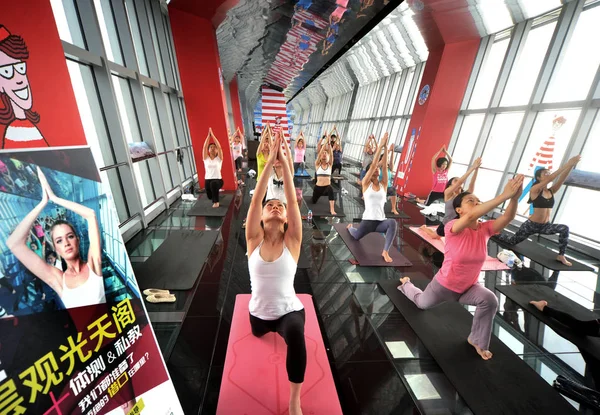 Des Dames Bureau Chinoises Pratiquent Yoga 100E Étage Shanghai World — Photo
