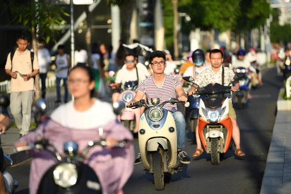 Massen Von Anwohnern Fahren Mit Elektrofahrrädern Auf Einer Straße Der — Stockfoto