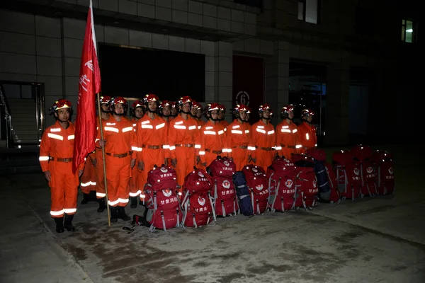 中国の救助者は 四川省の Jiuzhaigou の観光地で7 マグニチュードの地震が発生した後 蘭州市の消防署で 中華人民共和国甘粛州北西部 月2017 — ストック写真