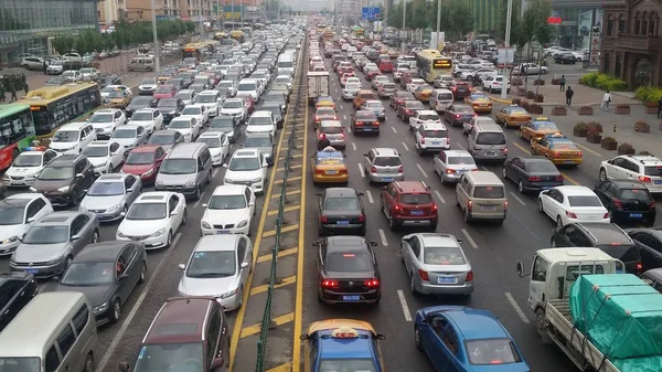 2017年9月26日 在中国东北黑龙江省哈尔滨市 大量车辆在交通拥堵的情况下在路上缓慢行驶 — 图库照片