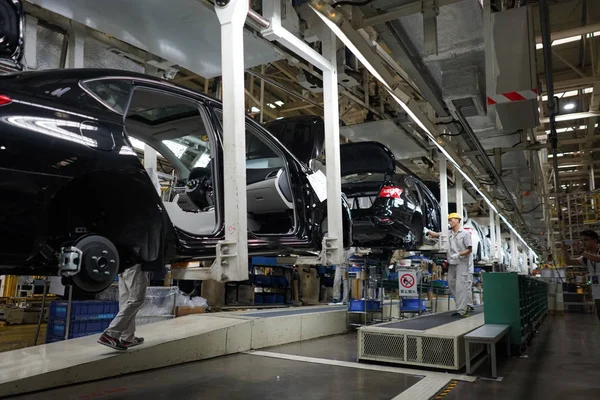 Trabalhadores Chineses Montam Carros Linha Montagem Uma Fábrica Automóveis Dongfeng — Fotografia de Stock