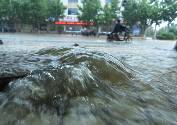Çinli Bir Bisikletçi Ağır Rainstorms Tayfun Haitang Ltd Sti City — Stok fotoğraf