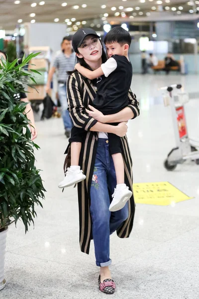 中国の女優 彼女の息子を運ぶ八尾陳は 2017 日中国北京市に北京首都国際空港で描かれています — ストック写真