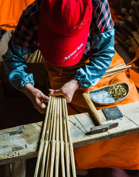 Travailleur Chinois Utilise Bambou Pour Fabriquer Les Cadres Parapluies Toile — Photo