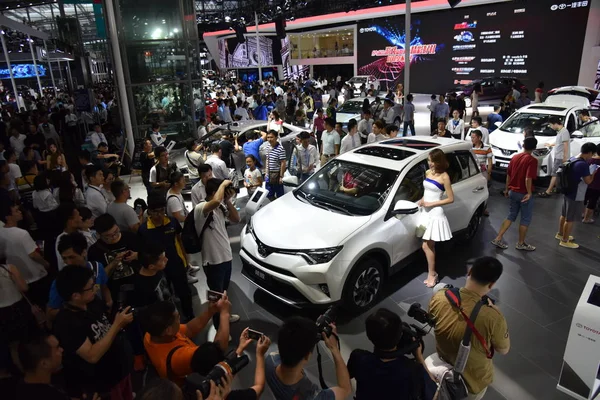 File Visitantes Amontonan Stand Toyota Durante 21º Salón Internacional Del — Foto de Stock