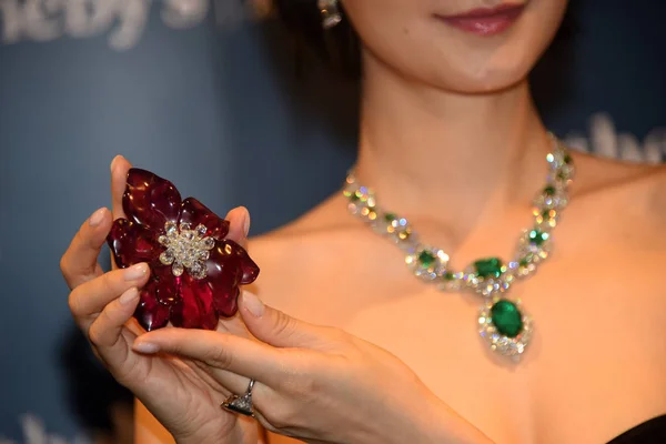 Modèle Affiche Une Broche Pendentif Rubellite Diamant Orchidée Par Cartier — Photo