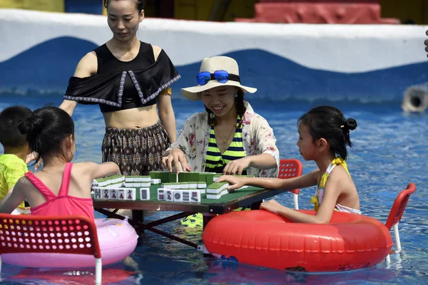 Китайские Отдыхающие Играют Маджонг Воде Аквапарке Чунцине Китай Августа 2017 — стоковое фото