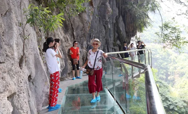 Turistler Rongan Ilçesinde Shimen Xianhu Manzara Alanı Nda Bir Uçurum — Stok fotoğraf