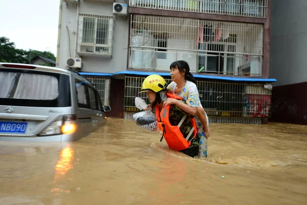 Chinese Rescuer Carries Local Resident Evacuate Flooded Areas Caused Heavy — Stock Photo, Image