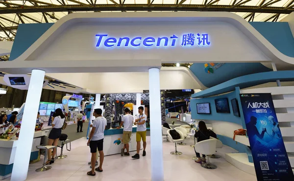 Ludzie Odwiedzają Stoisko Tencent Podczas China Digital Entertainment Expo Znany — Zdjęcie stockowe