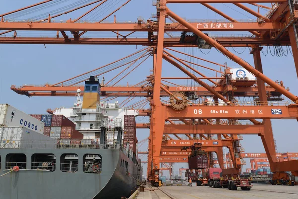 Een Vrachtschip Geladen Met Containers Verschepen Het Buitenland Ligplaatsen Aan — Stockfoto