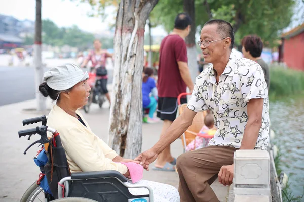 Hombre Chino Guo Jingxin Interactúa Con Esposa Paralizada Ciudad Zhengzhou — Foto de Stock