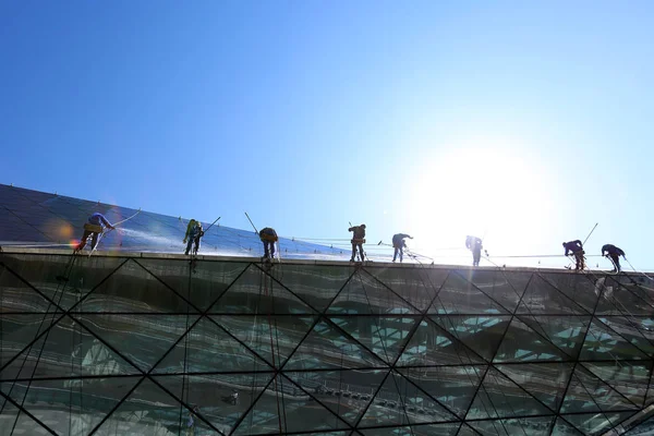Trabajadores Migrantes Chinos Cuelgan Las Cuerdas Para Limpiar Pared Exterior — Foto de Stock