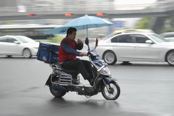 Şangay Çin Nisan 2016 Bir Sokakta Onun Elektrikli Bisiklet Sürmek — Stok fotoğraf