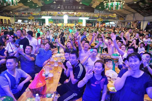Τουρίστες Παρακολουθούν 27Ο Διεθνές Φεστιβάλ Qingdao Μπύρα Στην Πόλη Του — Φωτογραφία Αρχείου