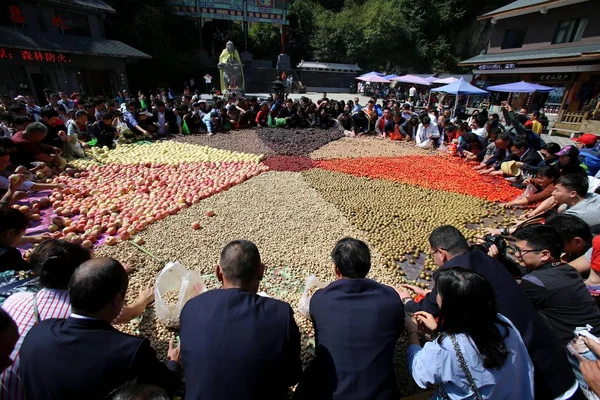 2017年9月17日 在中国中部河南省洛阳市老君山风景区举行的活动中 游客们在直径为8米的圆盘上观看不同种类的秋果 — 图库照片