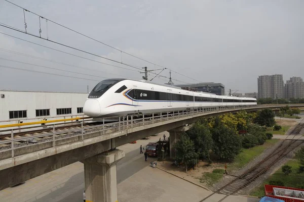 Pociąg Intercity Crh6 Konfiguracją Czterech Samochodów Jest Zdjęciu Qingdao Miasta — Zdjęcie stockowe